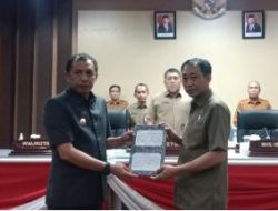 Pj Wali Kota Serahkan Ranperda Pertanggung Jawaban APBD 2023