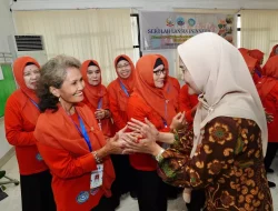 Tampilkan Bakat Menyanyi, Sekolah Lansia Ininnawa Bahagia Sambut Kunjungan Pj Ketua PKK Sulsel Ninuk Zudan