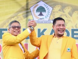 Lawan Syahar di Pilkada Sidrap, Taufan Pawe Kenakan Jas Kuning Golkar ke Haji Mashur