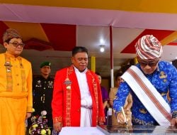 Hari Jadi Ke-16 Toraja Utara, Pj Gubernur Zudan Tandatangani Prasasti Pembangunan dan Serahkan Berbagai Bantuan