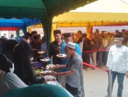 Pj Wali Kota Akbar Ali Rela Antre Bersama Warga Peserta Jumat Berkah Masjid Raya
