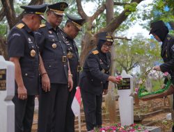 Plt Kakanwil Kemenkumham Sulsel Didampingi Kadiv Keimigrasian dan Pemasyarakatan Ikuti Tabur Bunga Hari Pengayoman ke-79