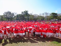 Bupati Barru Bersama Ketua TP PKK, Dokter Ulfah Berbaur Bersama Ribuan Peserta Senam Massal Merah Putih