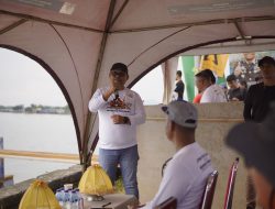 PJ Wali Kota Palopo Hadiri Lomba Perahu Bala-Bala di Jalan Lingkar Kota Palopo