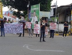 Prihatin Banyaknya Utang Pemkab Enrekang, Massa KPK Aksi Longmarch Bawa Kotak Sumbangan