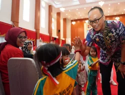 Didampingi Bunda PAUD Sulsel, Pj Gubernur Zudan Canangkan Pemberian Vaksin Polio Putaran Kedua