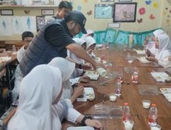 Menyentuh Hati, Murid SD Bawa Pulang Makanan Sehat dari Program Kapolda Sulsel untuk Dimakan Bersama Ibu