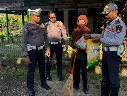 Jumat Berkah, Satlantas Polres Wajo Berbagi Paket Sembako untuk Petugas Kebersihan