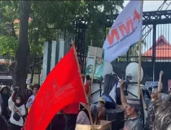 Peringati Hari Tani Nasional, Massa di Makassar Geruduk Kantor DPRD Sulsel