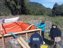 Pelaksanaan Program PKM untuk Tingkatkan Efektivitas Jaringan Irigasi Sprinkler dan Produksi Bawang Merah di Desa Manimbahoi, Gowa