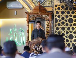 Khatib Jumat, Daeng Tayang Sampaikan Tiga Fitnah yang Menggelincirkan Manusia