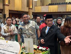 Momen Amran Sulaiman Berikan Tumpeng ke Chaidir Syam