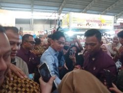 Wapres Bagi-bagi Paket Buku dan Susu