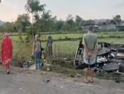 Lepas Kendali, Pikap Angkut Mahasiswa Terjun ke Sawah