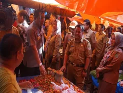 Tinjau Bahan Pokok di Pasar Rappang, Idham: Stok Memadai