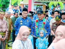 Pj Gubernur Sulsel Bersama Bupati Barru Uji Coba Makan Siang Bergizi Bersama Murid SD