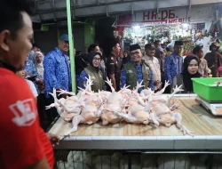 Jelang Nataru, Pj Sekda Tinjau Harga Pasar Tradisional dan Swalayan