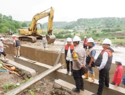 Pj Bupati Jeneponto Tinjau Lokasi Irigasi Kareloe yang Amblas Akibat Banjir