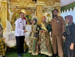 Momen Tak Terlupakan di Sidrap, Pengantin Dapat Sertifikat Elsimil di Pelaminan