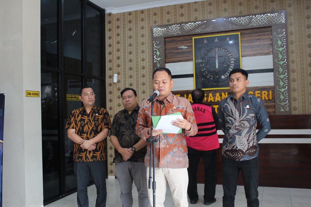 Kejaksaan Negeri Tana Toraja menetapkan 2 (dua) orang tersangka dalam perkara dugaan tindak pidana korupsi kegiatan Perluasan SPAM Jaringan Perpipaan Kelurahan Buntu Burake