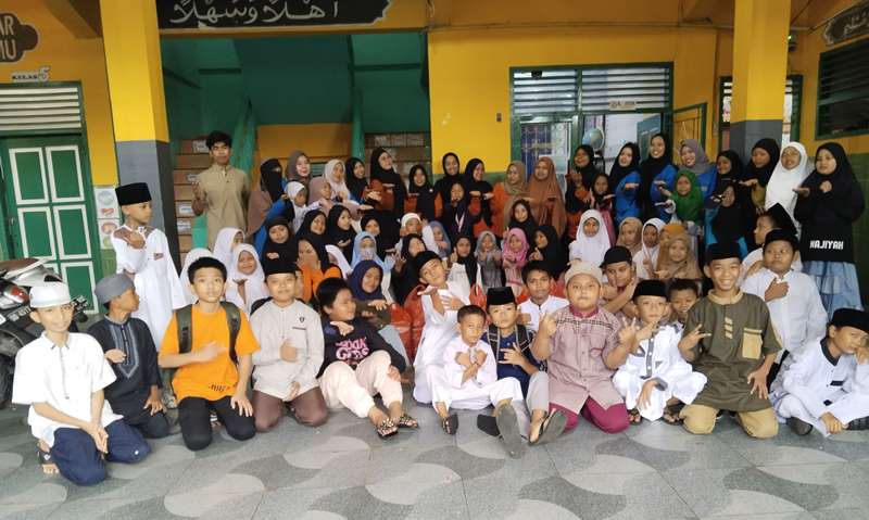 Latih Solidaritas dan Empati, Siswa MI Muhammadiyah 11 Makassar Gelar Aksi Berbagi Takjil