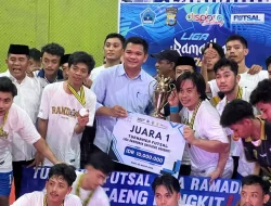 Bupati Bantaeng Uji Nurdin Serahkan Piala Juara Liga Ramadan Bangkit ke Random FC