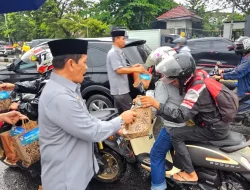 Semarak Ramadan, Kanwil Kemenkum Sulsel Berbagi Takjil dengan Warga Sekitar