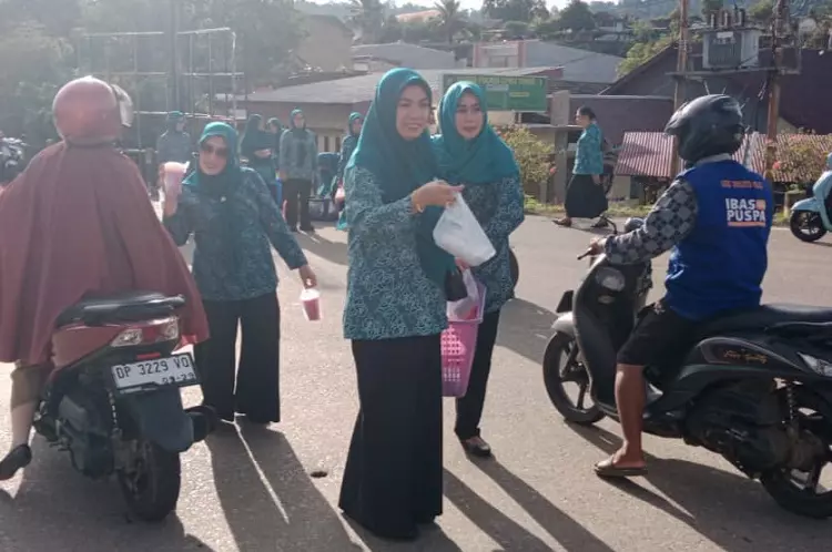 Ramadan Berkah, TP PKK Luwu Timur Bagikan Takjil ke Masyarakat