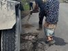 Jalan Berlubang di Poros Tonasa Memakan Korban Jiwa, Ibu dan Anak Tewas di Lokasi