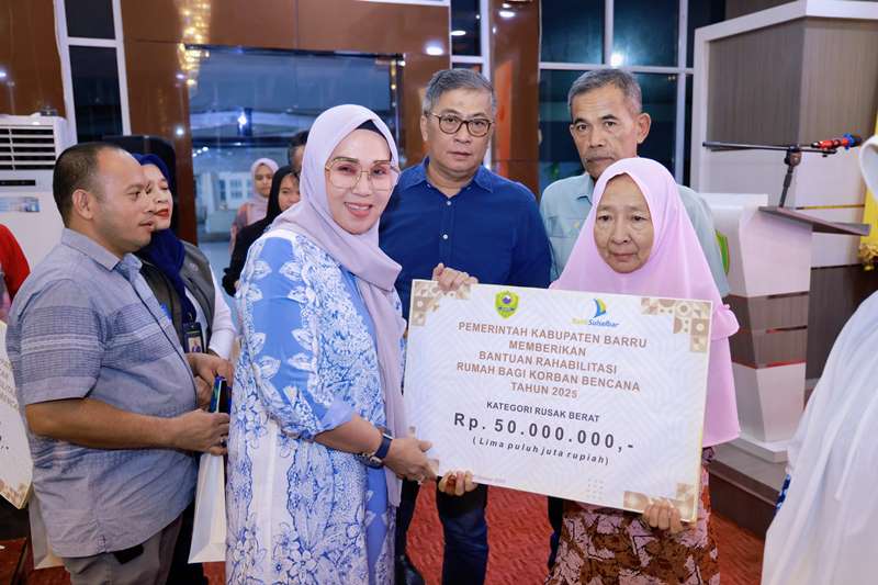 Bupati Andi Ina Serahkan Bantuan Perbaikan dan Pembangunan Rumah bagi Warga  Terdampak Bencana - FAJAR SULSEL