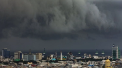 Awan gelap bergelayut di langit Makassar, Sulawesi Selatan, Minggu (28/12/2025). Badan Meteorologi Klimatologi dan Geofisika (BMKG) Wilayah IV Makassar memprakirakan hujan sedang hingga lebat disertai petir dan angin kencang berpotensi terjadi di Sulsel hingga malam pergantian tahun 2025-2026. (ANTARA/Arnas Padda)