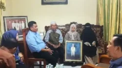 Camat Pattallassang Andi Pangeran (tiga kiri) didampingi stafnya berbincang dengan pihak keluarga Ashari Samadikun Kapten Kapal Tanker Honour 25 yang menjadi korban penyanderaan perompak Somalia di kediaman korban Desa Paccellekang, Kecamatan Pattalassang, Kabupaten Gowa, Sulawesi Selatan. ANTARA/Darwin Fatir.