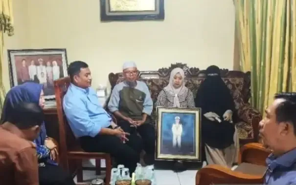 Camat Pattallassang Andi Pangeran (tiga kiri) didampingi stafnya berbincang dengan pihak keluarga Ashari Samadikun Kapten Kapal Tanker Honour 25 yang menjadi korban penyanderaan perompak Somalia di kediaman korban Desa Paccellekang, Kecamatan Pattalassang, Kabupaten Gowa, Sulawesi Selatan. ANTARA/Darwin Fatir.